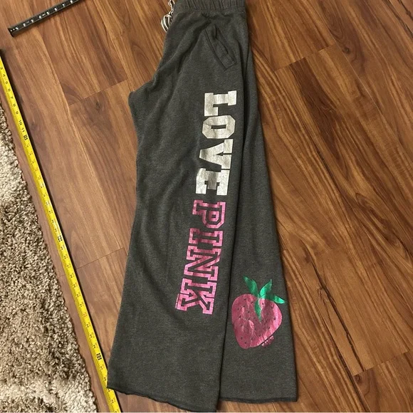 🍓🍓Adorable Y2K Victoria’s Secret Pink Strawberry set Hoodie sweat pants - Picture 8 of 16